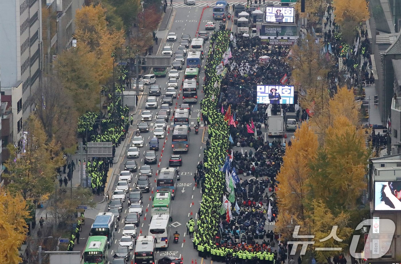 본문 이미지 - 20일 오후 서울 세종대로에서 전국농민총연맹과 민주노총 주최로 열린 전국농민대회·윤석열 정권 2차 퇴진 총궐기 집회가 열리고 있다. 집회 여파로 차량이 정체되고 있다. 2024.11.20/뉴스1 ⓒ News1 박세연 기자