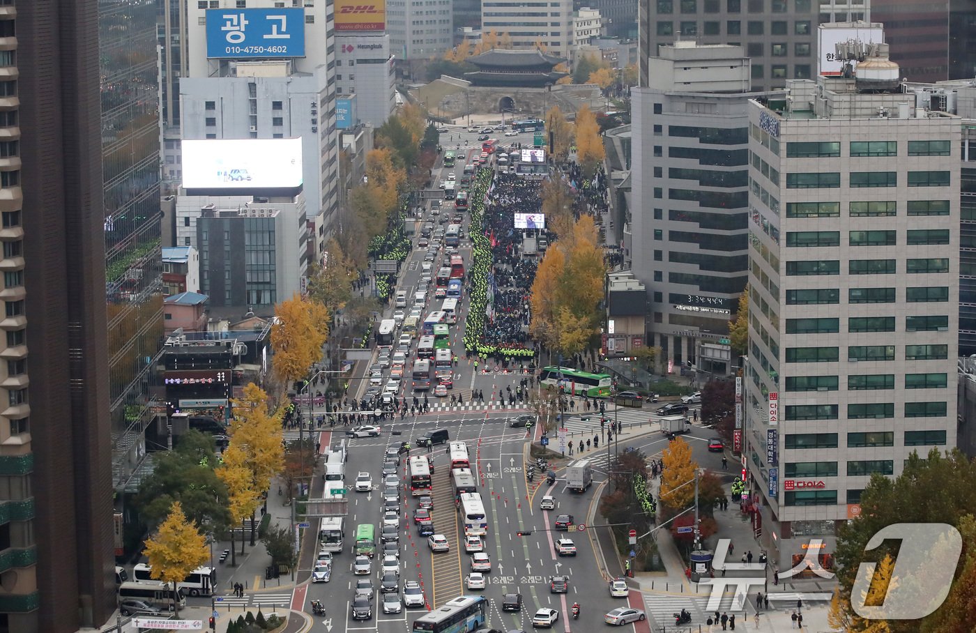 본문 이미지 - 20일 오후 서울 세종대로에서 전국농민총연맹과 민주노총 주최로 열린 전국농민대회·윤석열 정권 2차 퇴진 총궐기 집회가 열리고 있다. 집회 여파로 차량이 정체되고 있다. 2024.11.20/뉴스1 ⓒ News1 박세연 기자