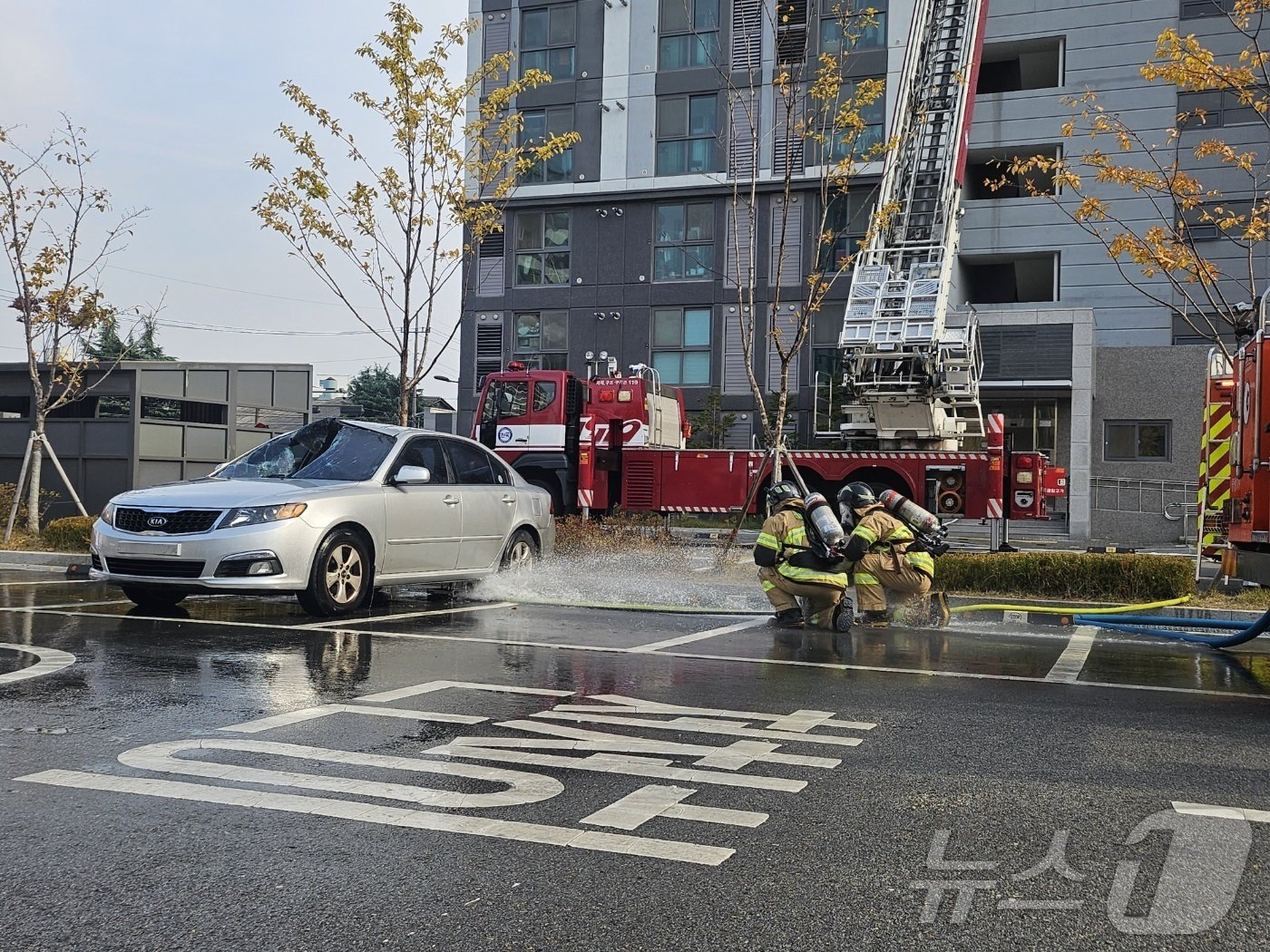 본문 이미지 -  관통형 전기차 화재 진압 장비인 'EV 드릴랜스'로 불을 끄는 모습. 2024. 11.20. 오현주 기자 