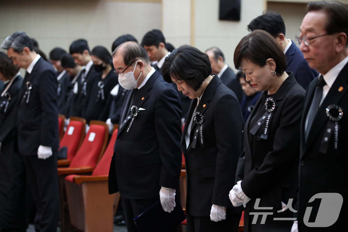 (서울=뉴스1) 이승배 기자 = 강정애 국가보훈부 장관이 20일 오후 서울 동작구 국립서울현충원 현충관에서 열린 마지막 여성 광복군 '故 오희옥 애국지사 영결식'에서 이종찬 광복회 …