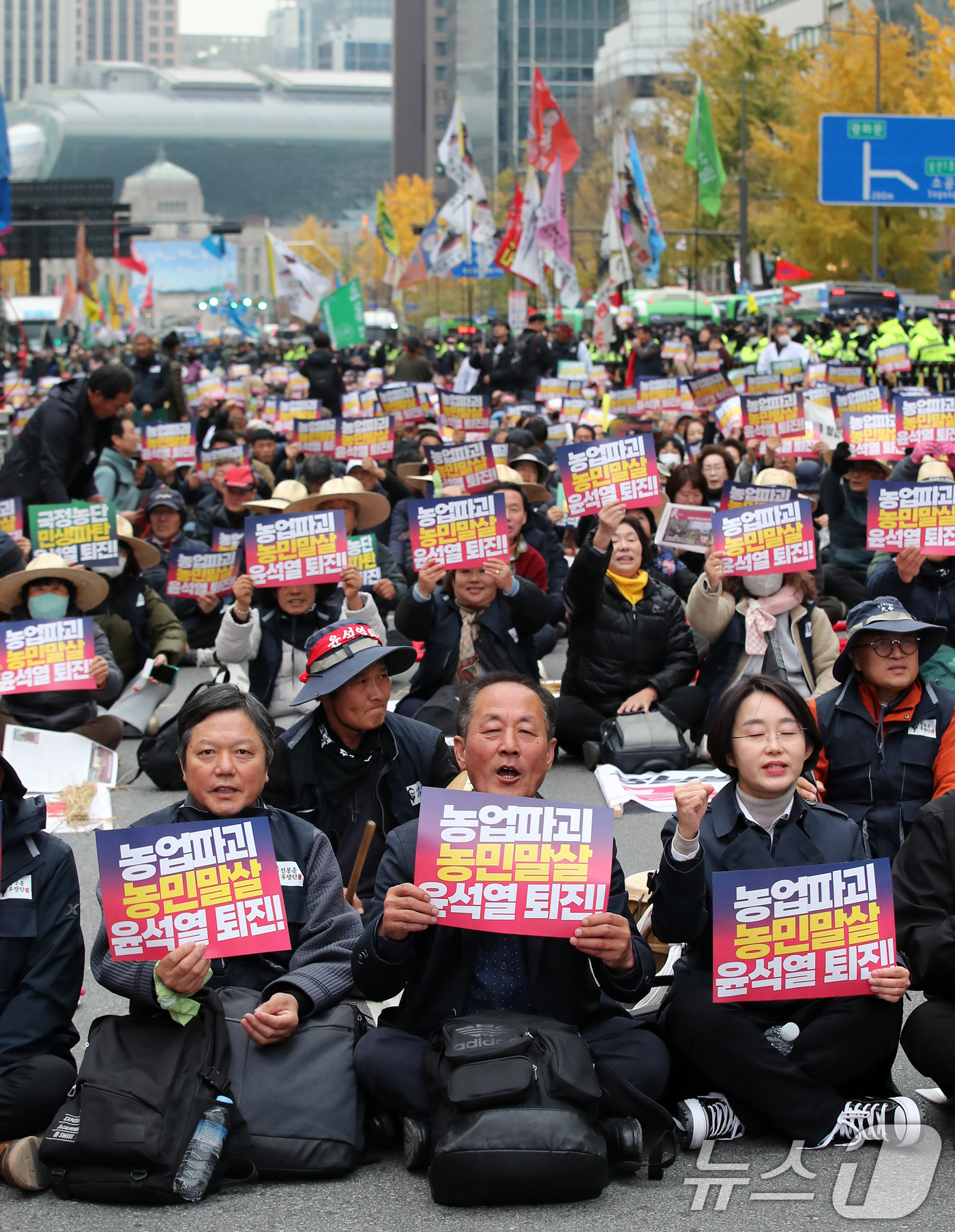 (서울=뉴스1) 박세연 기자 = 전국농민총연맹 농민들과 민주노총 노조원들이 20일 오후 서울 세종대로에서 전국농민대회·윤석열 정권 2차 퇴진 총궐기 집회를 갖고 구호를 외치고 있다 …