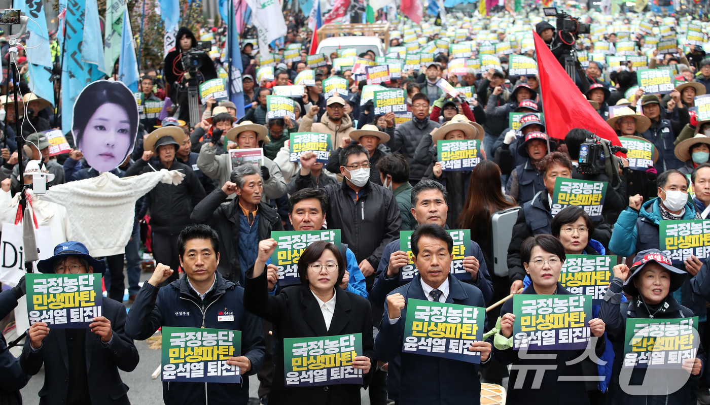 (서울=뉴스1) 박세연 기자 = 전국농민총연맹 농민들과 민주노총 노조원들이 20일 오후 서울 세종대로에서 전국농민대회·윤석열 정권 2차 퇴진 총궐기 집회를 갖고 구호를 외치고 있다 …