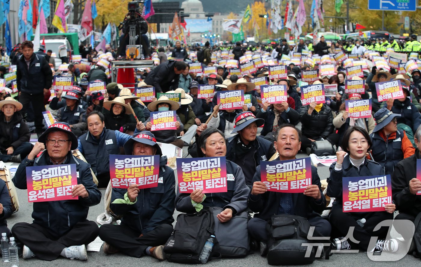 본문 이미지 - 전국농민총연맹 농민들과 민주노총 노조원들이 20일 오후 서울 세종대로에서 전국농민대회·윤석열 정권 2차 퇴진 총궐기 집회를 갖고 구호를 외치고 있다. 2024.11.20/뉴스1 ⓒ News1 박세연 기자