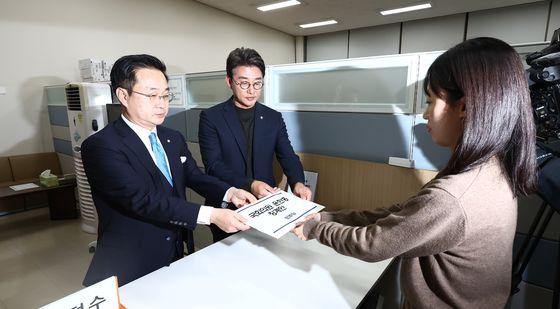 野, 윤한홍 국민의힘 의원 징계안 제출