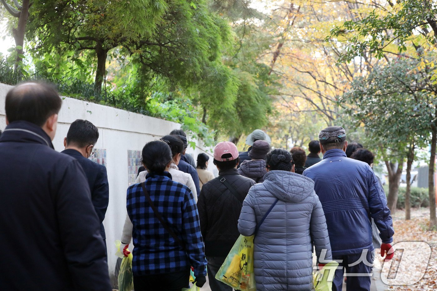 본문 이미지 - 20일 오후 광주 남구가 사회적 고립가구 고독사 예방을 위해 기획한 '함께 하는 건강한 방탈출' 행사에서 고독사 위험군으로 분류된 100명이 푸른길 일대에서 '줍깅'을 하고 있다. 2024.11.20/뉴스1 ⓒ News1 박지현 기자