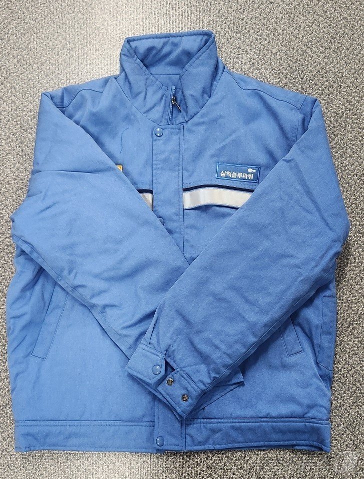 본문 이미지 - 삼척블루파워 &#39;폐근무복&#39; 블루파워는 이 폐근무복을 활용해 삼척지역자활센터 리싸이클 사업단과 연계, 장바구니와 파우치 등을 만들어 무료 배포한다.&#40;삼척블루파워 제공&#41; 2024.11.20/뉴스1