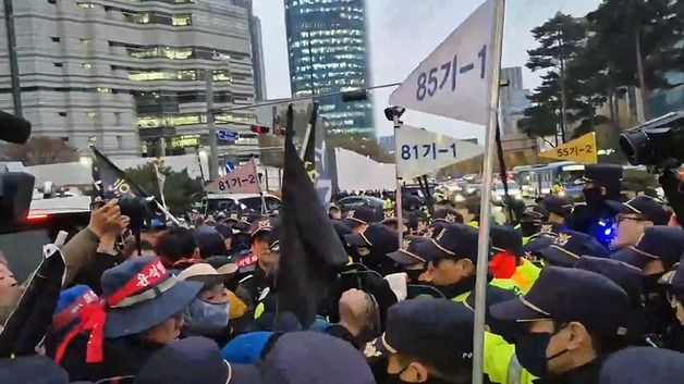 서울역 앞 전농 행렬과 경찰 대치…"목적지까지" vs "시간 종료"