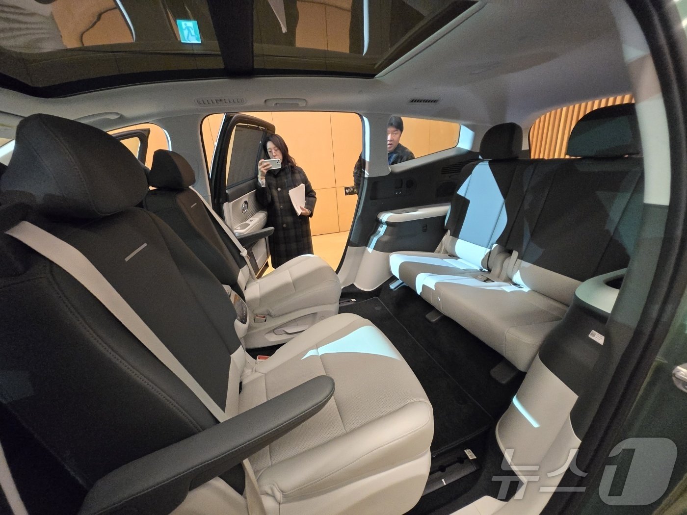 본문 이미지 - 20일 경기 고양 현대모터스튜디오 고양에 전시된 아이오닉 9.의 내부 모습. 2열에 스위블 시트가 적용돼 180도 회전시켜 3열과 마주보게 만들 수 있다. 2024.11.20/뉴스1 ⓒ News1 김성식 기자