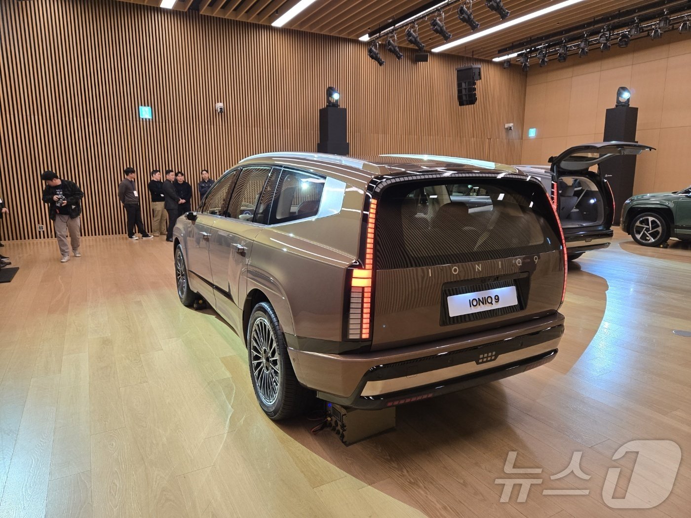 본문 이미지 - 20일 경기 고양 현대모터스튜디오 고양에 전시된 아이오닉 9 외관. C 필러가 거의 직각에 가깝게 떨어져 3열에도 성인 남성이 탈 수 있을 정도로 전고가 높다. 2024.11.20/뉴스1 ⓒ News1 김성식 기자