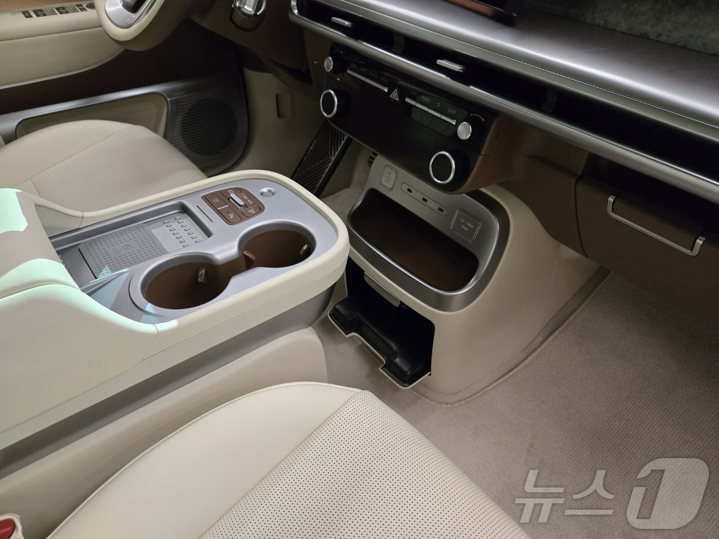 본문 이미지 - 20일 경기 고양 현대모터스튜디오 고양에 전시된 아이오닉 9 내부 모습. 운전석과 조수석을 가르는 유니버설 아일랜드 2.0 콘솔은 최대 190㎜까지 후방 이동해 2열 승객도 이용할 수 있다. 2024.11.20./뉴스1 ⓒ News1 김성식 기자