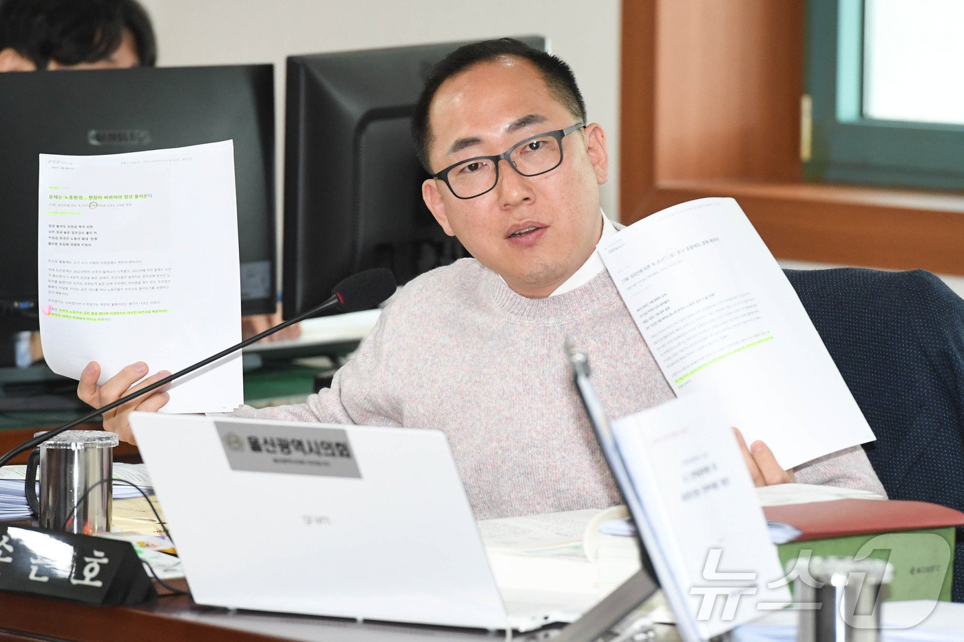 질의하는 의원들