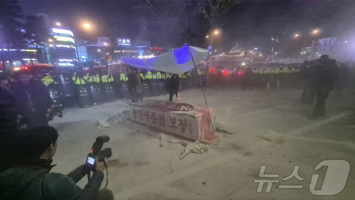 본문 이미지 - 집회 참가자들이 들고 온 상여에 불이 붙자 경찰이 급히 소화기로 진화해 하얀 분말이 주변에 뿌려져 있다. 2024.11.20/ 뉴스1 남해인 기자
