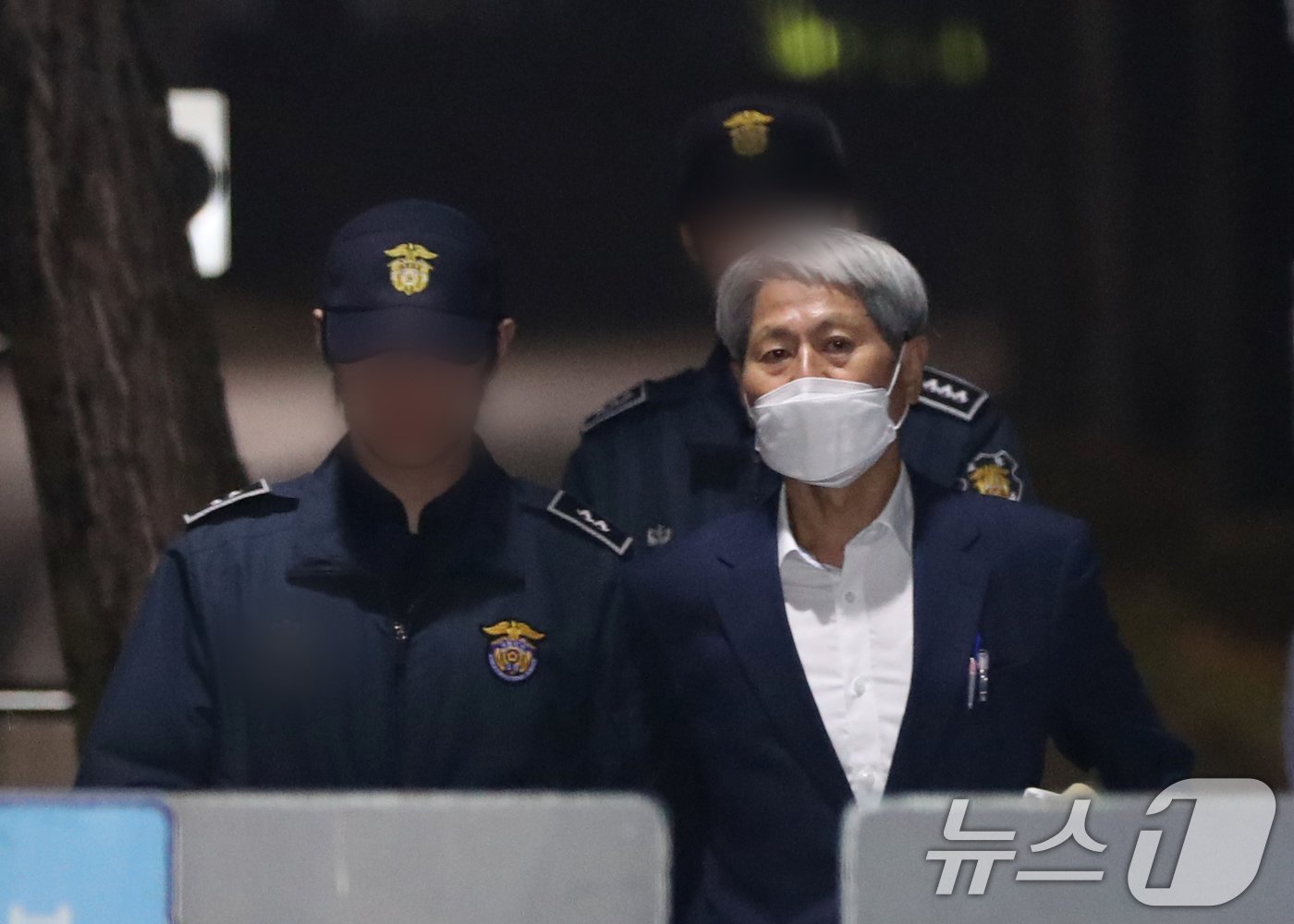 본문 이미지 - 지난 대선에서 허위 보도로 윤석열 대통령(당시 후보)의 명예를 훼손한 혐의를 받아 구속 기소된 신학림 전 언론노조위원장이 20일 오후 경기 의왕시 서울구치소에서 보석으로 석방돼 나오고 있다. 2024.11.20/뉴스1 ⓒ News1 김영운 기자