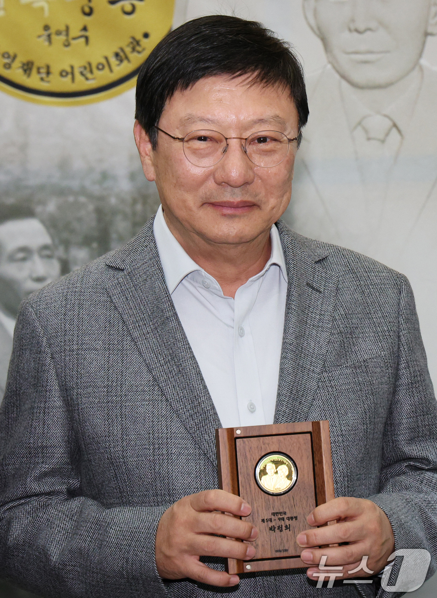 (서울=뉴스1) 장수영 기자 = 박지만 EG 회장이 20일 오후 서울 마포구 마포아트센터에서 박정희 전 대통령과 육영수 여사의 첫 공식 기념메달을 들어 보이고 있다. 2024.11 …