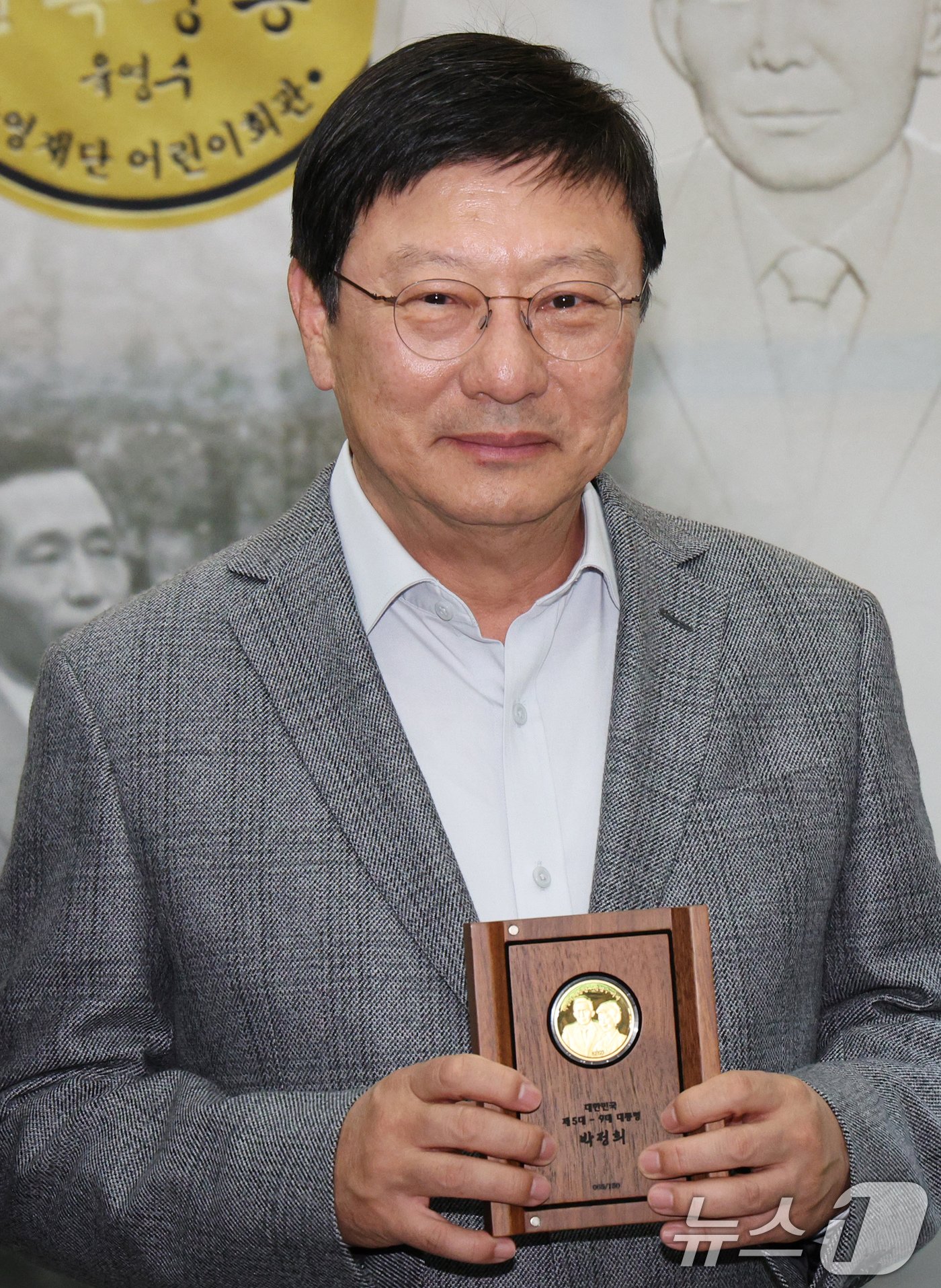 본문 이미지 - 박지만 EG 회장이 20일 오후 서울 마포구 마포아트센터에서 박정희 전 대통령과 육영수 여사의 첫 공식 기념메달을 들어 보이고 있다. 2024.11.20/뉴스1 ⓒ News1 장수영 기자