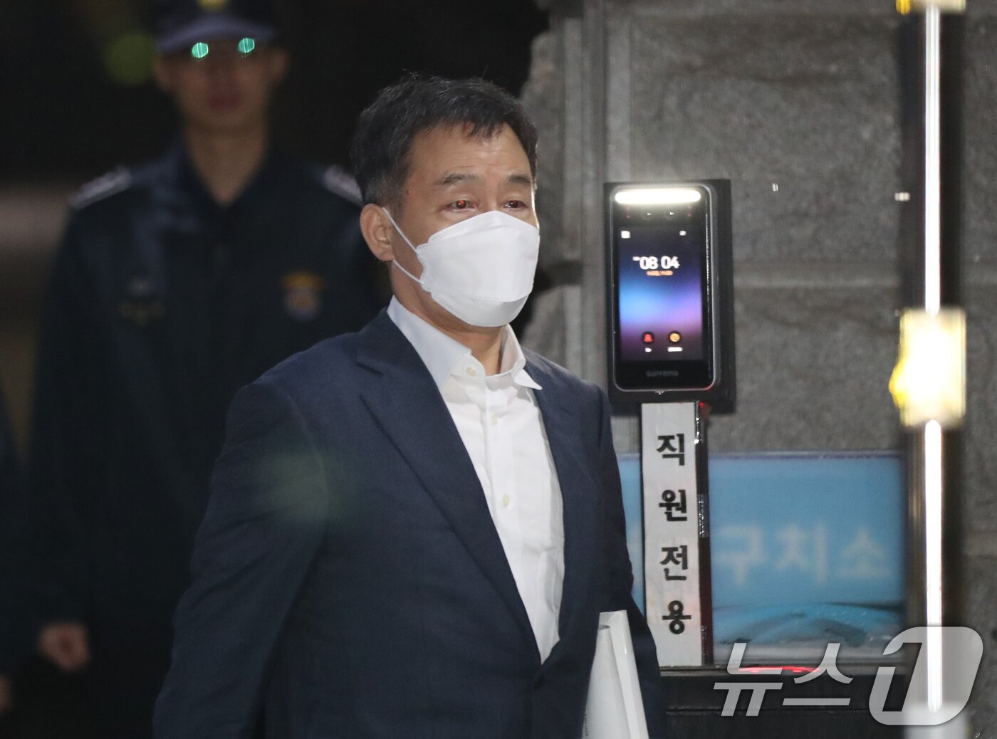 본문 이미지 - 지난 대선에서 허위 보도로 윤석열 대통령(당시 후보)의 명예를 훼손한 혐의를 받아 구속 기소된 화천대유자산관리 대주주 김만배 씨가 지난해 11월20일 오후 경기 의왕시 서울구치소에서 보석으로 석방돼 나오고 있다. 2024.11.20/뉴스1 ⓒ News1 김영운 기자