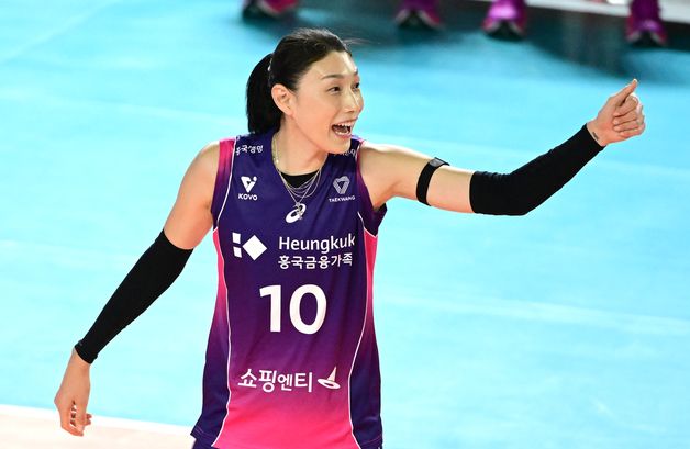 김연경 20점 '펄펄' 흥국생명, 개막 8연승…OK는 4연패 탈출(종합)