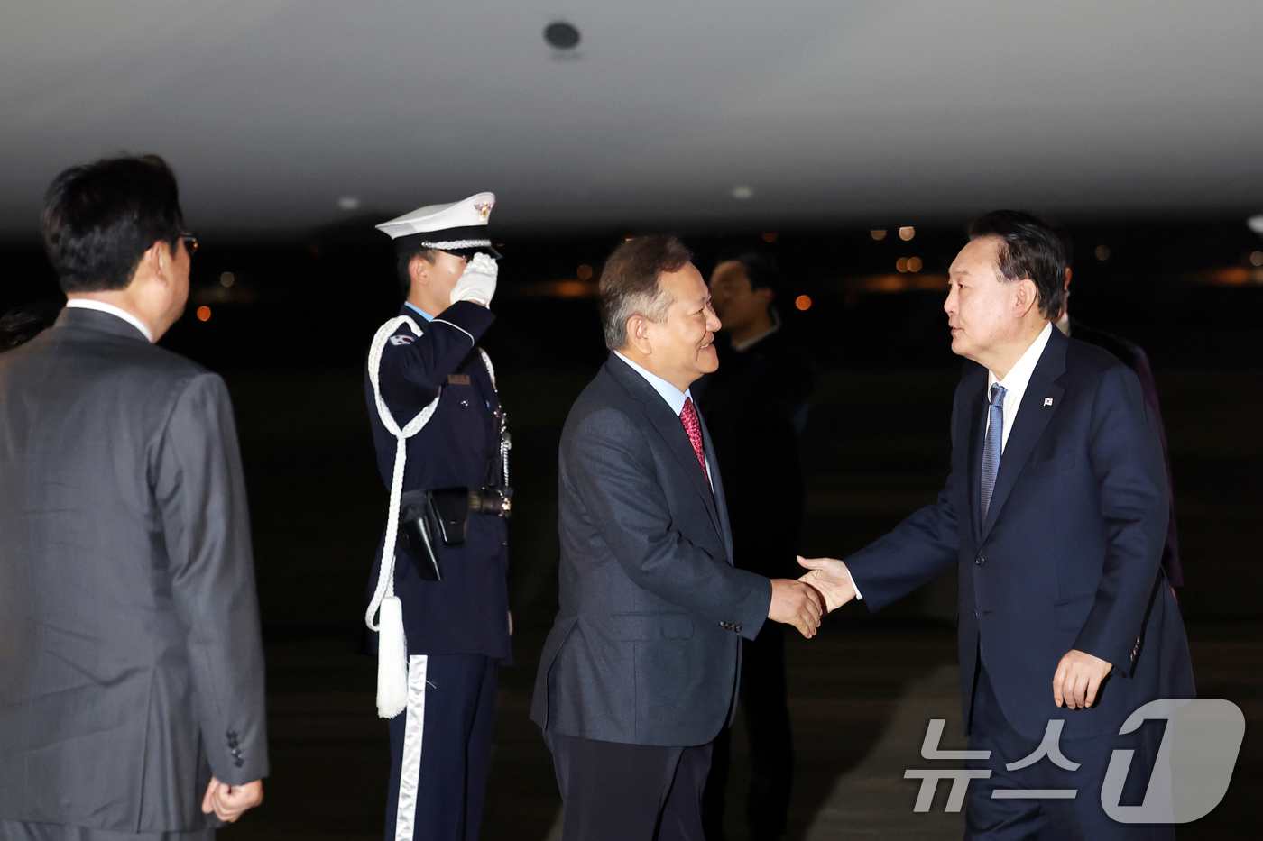 (서울=뉴스1) 송원영 기자 = 윤석열 대통령이 21일 아시아태평양경제협력체(APEC) 및 주요 20개국(G20) 정상회의 일정을 마치고 성남 서울공항에 도착해 이상민 행정안전부 …