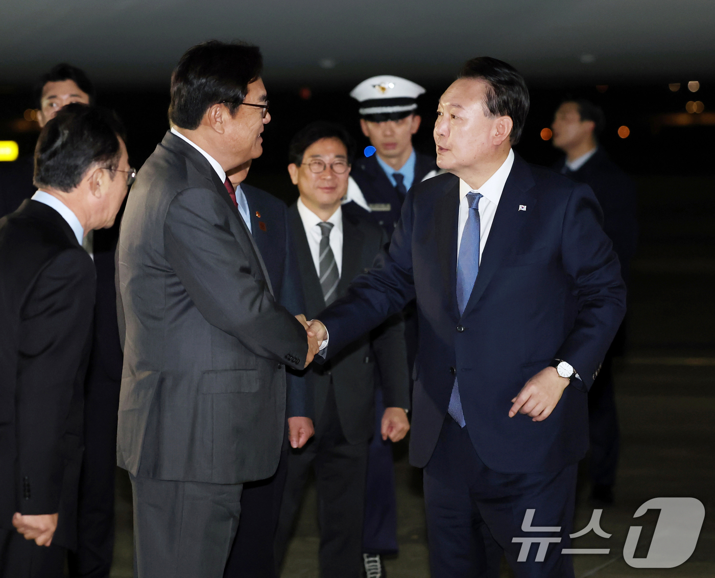 (서울=뉴스1) 송원영 기자 = 윤석열 대통령이 21일 아시아태평양경제협력체(APEC) 및 주요 20개국(G20) 정상회의 일정을 마치고 성남 서울공항에 도착해 정진석 비서실장과 …