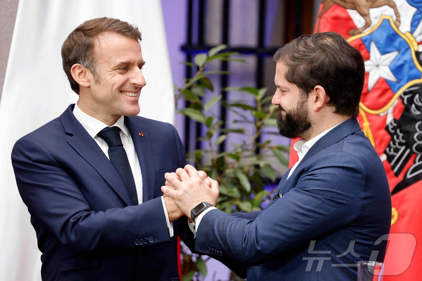 (산티아고 AFP=뉴스1) 우동명 기자 = 에마뉘엘 마크롱 프랑스 대통령이 20일(현지시간) 산티아고 대통령 궁에서 가브리엘 보리치 칠레 대통령과 만나 악수를 하고 있다. 2024 …