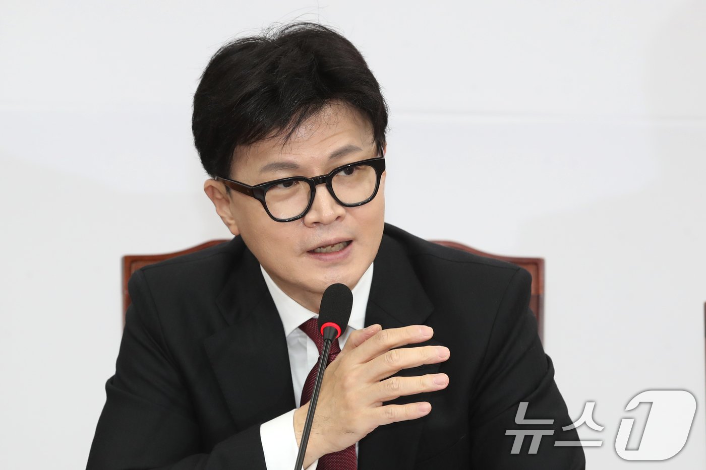 본문 이미지 - 한동훈 국민의힘 대표가 21일 오전 서울 여의도 국회에서 열린 최고위원회의에서 모두발언을 하고 있다. 2024.11.21/뉴스1 ⓒ News1 이광호 기자