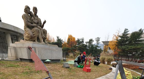 승용차 돌진해 파손된 청와대 분수광장 울타리