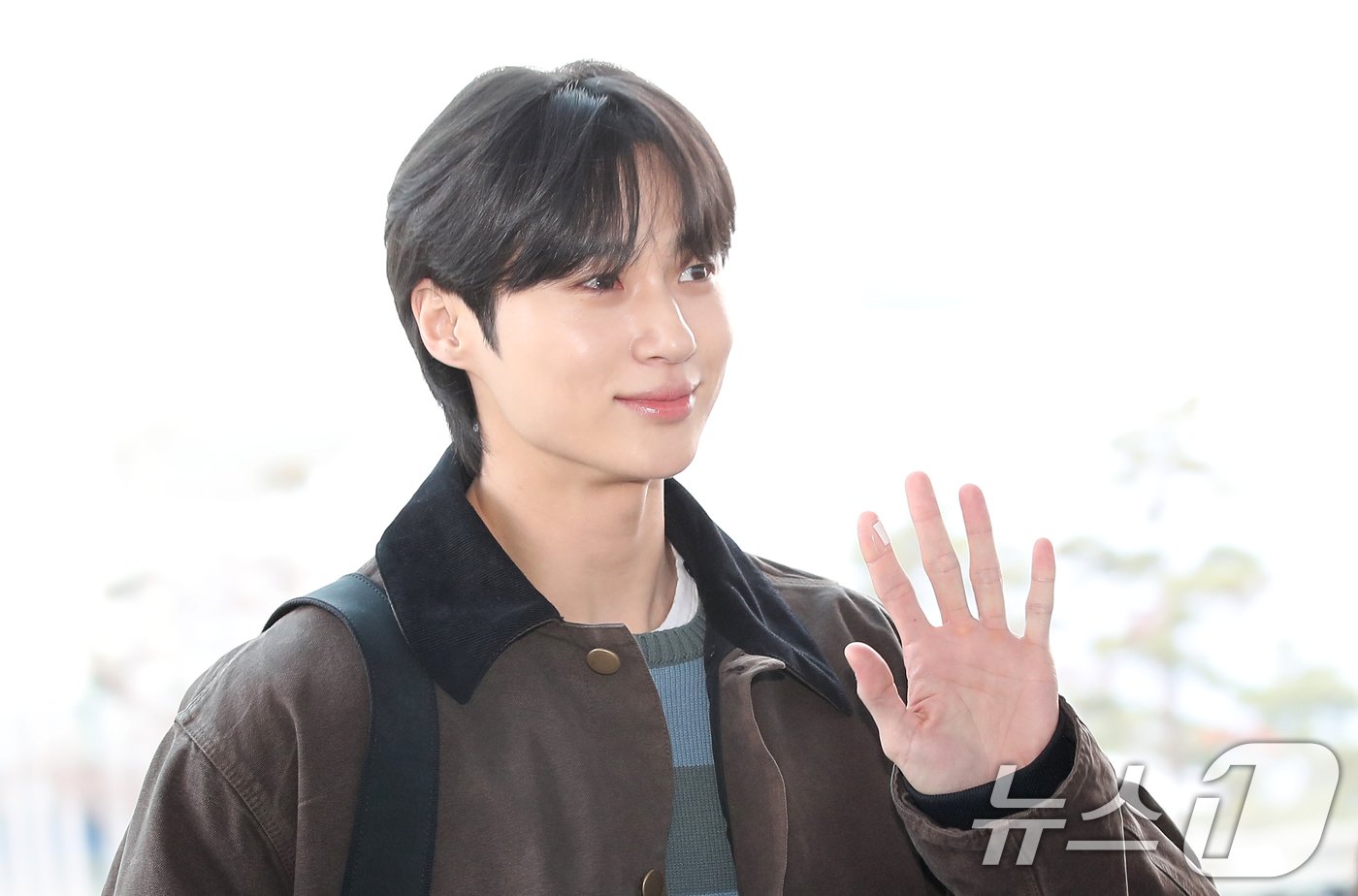 본문 이미지 - 배우 변우석이 '2024 MAMA AWARDS'를 위해 21일 인천국제공항을 통해 일본 오사카로 출국하며 환호하는 팬을 위해 손을 흔들고 있다. ⓒ News1 권현진 기자