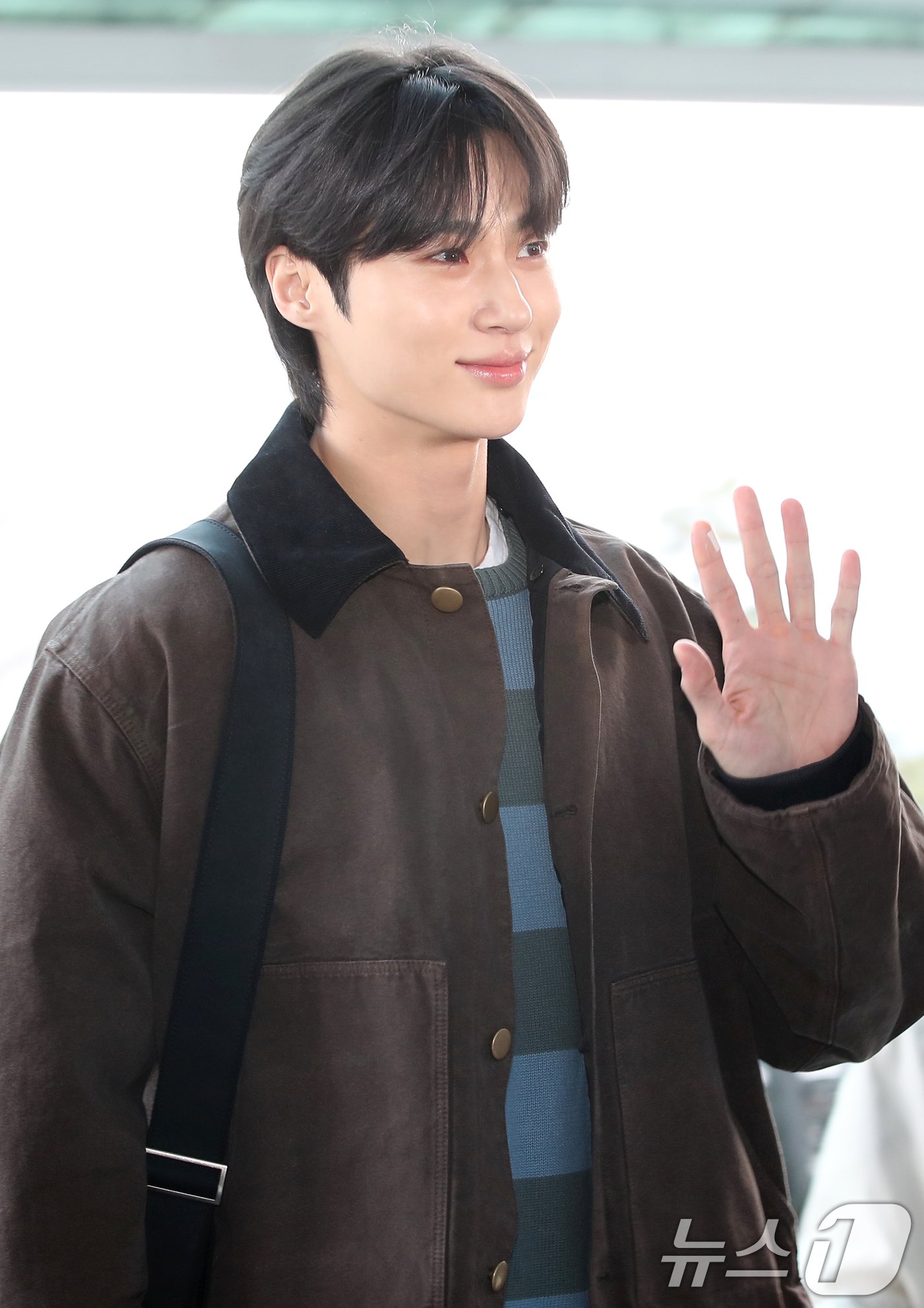 본문 이미지 - 배우 변우석이 '2024 MAMA AWARDS'를 위해 21일 인천국제공항을 통해 일본 오사카로 출국하며 인사를 하고 있다. ⓒ News1 권현진 기자