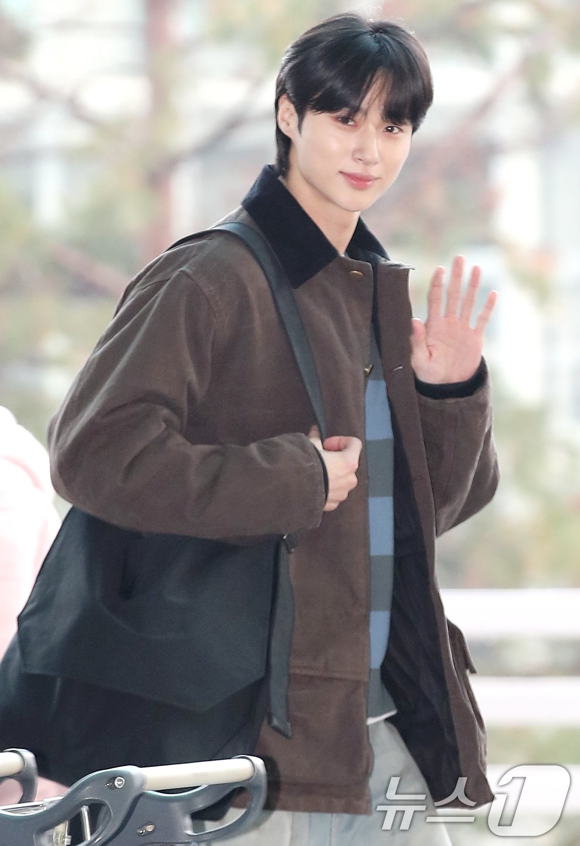 본문 이미지 - 배우 변우석이 '2024 MAMA AWARDS'를 위해 21일 인천국제공항을 통해 일본 오사카로 출국하며 손을 흔들고 있다. ⓒ News1 권현진 기자