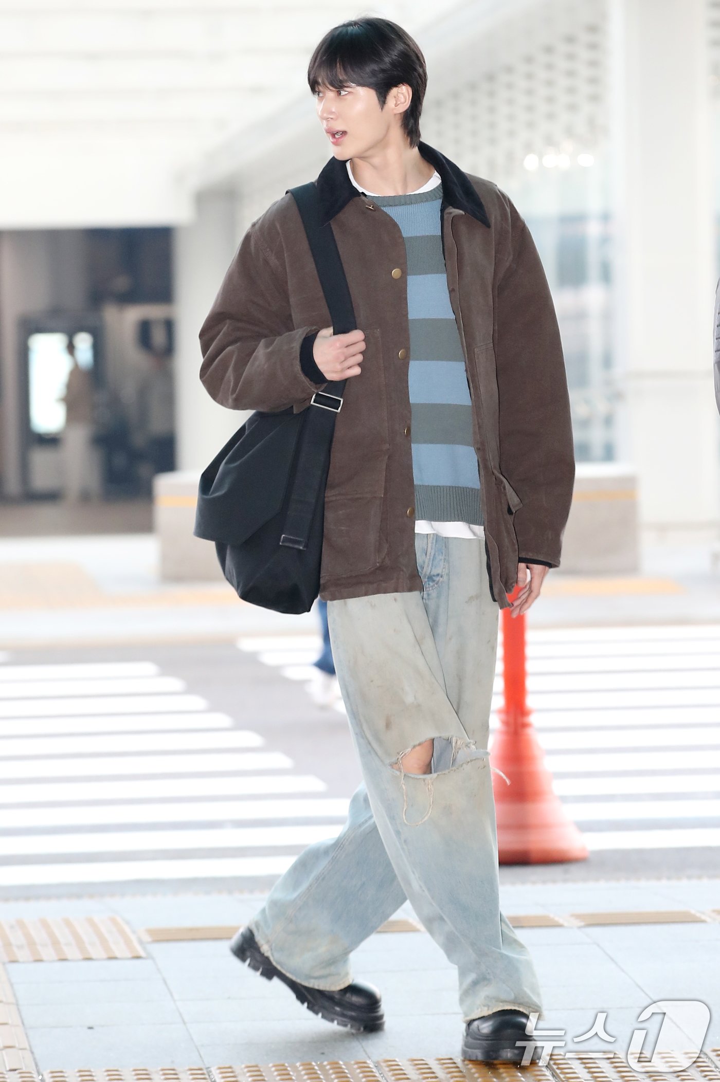 본문 이미지 - 배우 변우석이 '2024 MAMA AWARDS'를 위해 21일 인천국제공항에 도착해 출국장으로 이동하고 있다. ⓒ News1 권현진 기자