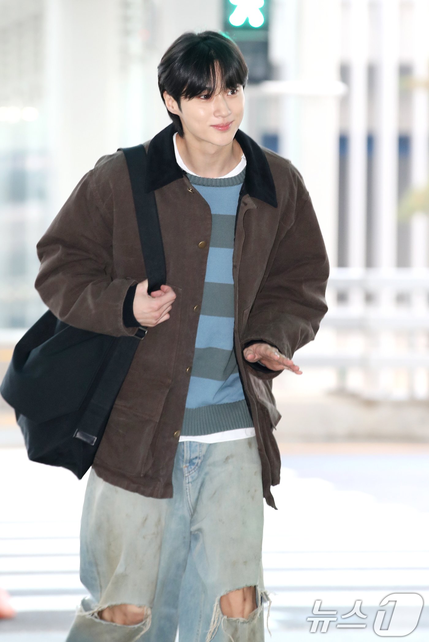 본문 이미지 - 배우 변우석이 '2024 MAMA AWARDS'를 위해 21일 인천국제공항을 통해 일본 오사카로 출국하며 미소짓고 있다. ⓒ News1 권현진 기자