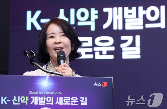 본문 이미지 - 최수진 국민의힘 의원이 21일 오전 서울 영등포구 여의도 콘래드 서울 파크볼룸에서 &#39;뉴스1 글로벌바이오포럼&#40;GBF&#41; 2024&#39;에서 &#39;우리나라 바이오 현재와 미래&#39;라는 주제로 특별강연을 하고 있다. 2024.11.21/뉴스1