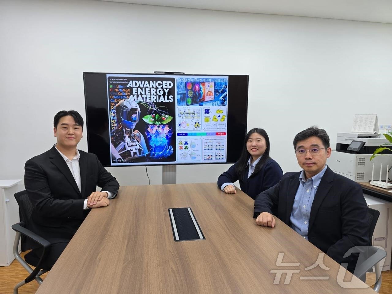 본문 이미지 - 왼쪽부터 한국지질자원연구원 정인철 박사, KAIST 오세은 박사과정, KAIST 이강택 교수 &#40;KAIST 제공&#41;/뉴스1