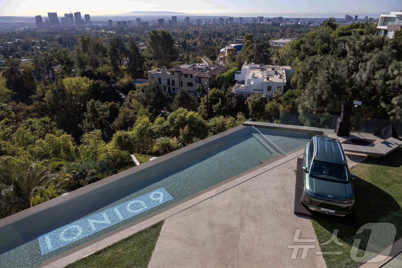 본문 이미지 -  현대차는 20일(현지시간) 미국 로스앤젤레스 골드스테인 하우스에서 전동화 SUV ‘아이오닉 9’을 세계 최초로 공개했다. 아이오닉 9 공개 행사장 모습.(현대차 제공) 