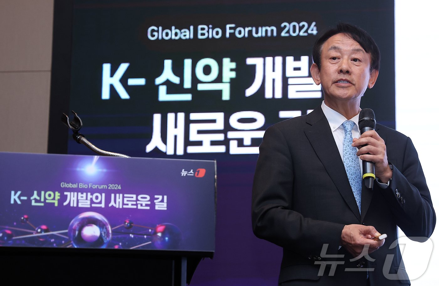 본문 이미지 - 이병건 지아이이노베이션 대표이사가 21일 오전 서울 영등포구 여의도 콘래드 서울 파크볼룸에서 '뉴스1 글로벌바이오포럼(GBF) 2024'에서 '한국 바이오헬스 산업 미래 신성장동력 육성 전략 제언'이라는 주제로 기조연설을 하고 있다. 2024.11.21/뉴스1 ⓒ News1 김진환 기자