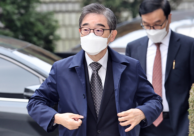 검찰, '화천대유 자문 의혹' 권순일 전 대법관 징역 1년 구형