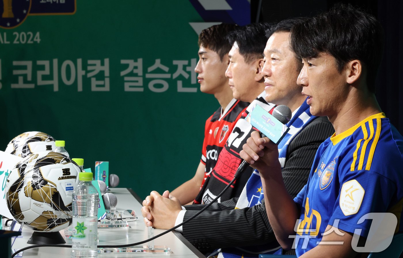 본문 이미지 - 21일 오전 서울 종로구 축구회관에서 열린 &#39;2024 하나은행 코리아컵 결승전 미디어데이&#39;에서 포항스틸러스 한찬희&#40;왼쪽부터&#41;, 박태하 감독, 울산HD 김판곤 감독, 김민우가 참석해 취재진 질문에 답하고 있다. 2024.11.21/뉴스1 ⓒ News1 이동해 기자