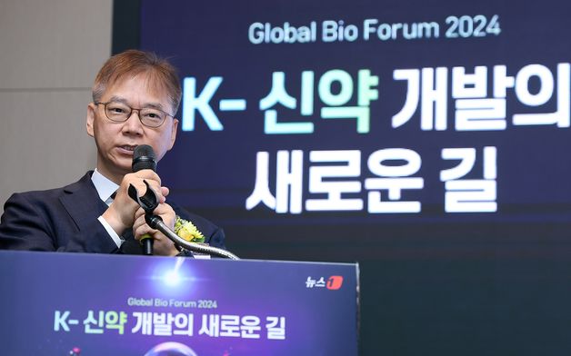 렉라자, K-항암 신약 FDA 첫 허가…의료대란 후폭풍에 업계 '진땀'