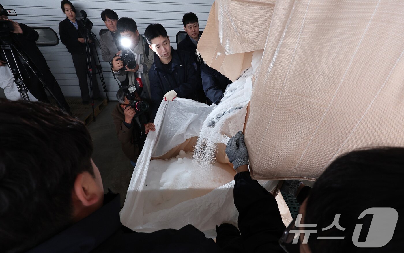 본문 이미지 - 21일 인천 연수구 인천본부세관 통합검사센터에서 관세청 인천본부세관 관계자들이 압수한 서리태 밀수품을 공개하고 있다. 인천본부세관은 중국산 서리태 230톤을 요소수 등으로 품명을 위장하여 밀수입한 총책 A씨, 국내 유통책 B씨 등 13명을 적발해 관세법 위반 혐의로 검찰에 송치했다. 2024.11.21/뉴스1 ⓒ News1 김성진 기자