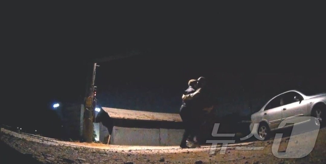 본문 이미지 - 경기 평택시에서 경찰이 마약 운반을 위해 현장에 나온 나이지리아 국적 유통책을 검거하고 있다. (서울경찰청 마약범죄수사대 제공)