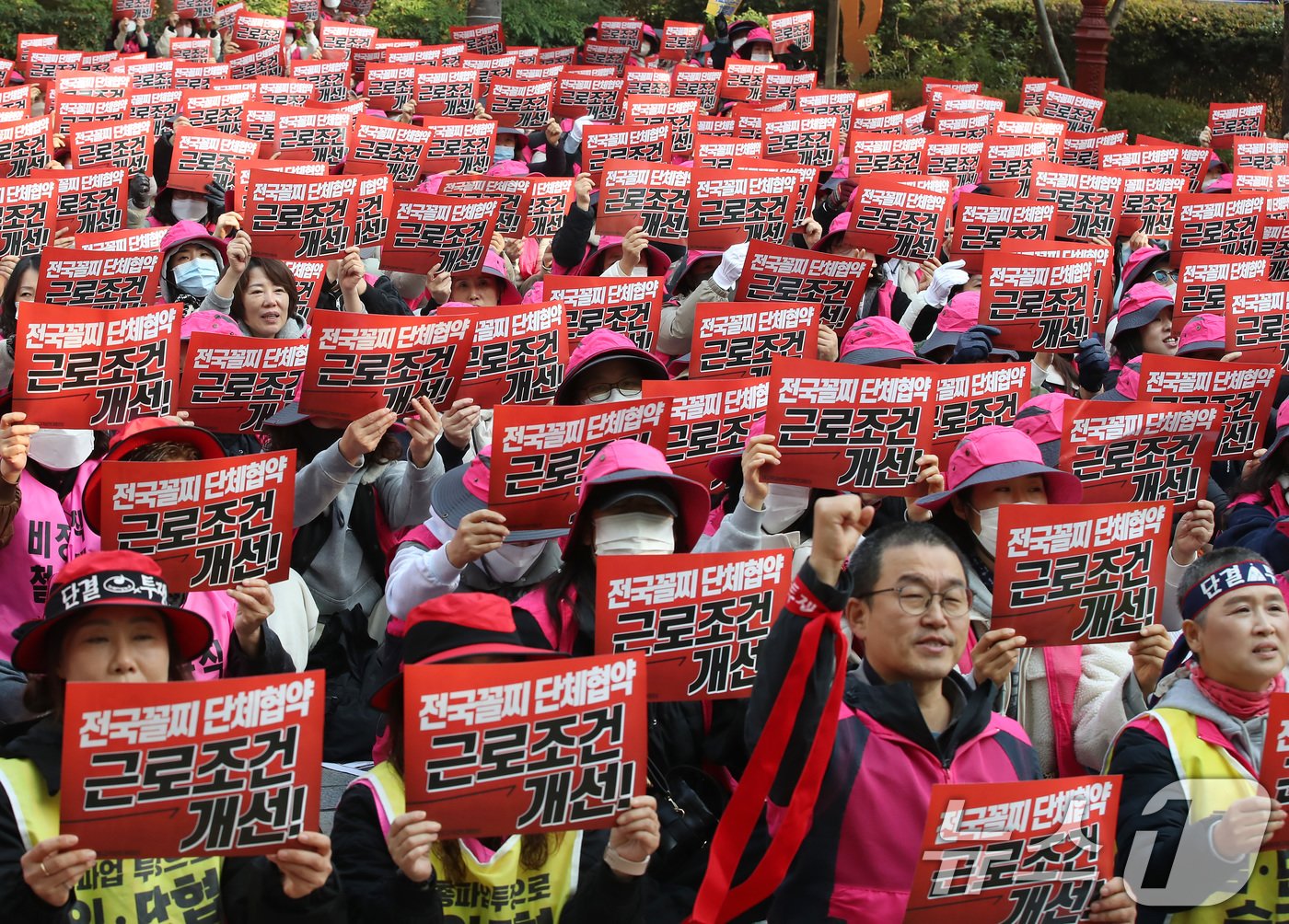 기본급 인상, 당직 경비원 주 1회 유급휴일 적용, 연간 32시간 조합원 교육 유급화 등을 요구하며 총파업에 돌입한 전국학교비정규직노동조합 대구지부와 대구학교비정규직연대 소속 노동자들이 21일 대구교육청 앞에서 총파업 집회를 열고 있다. 2024.11.21/뉴스1 ⓒ News1 공정식 기자