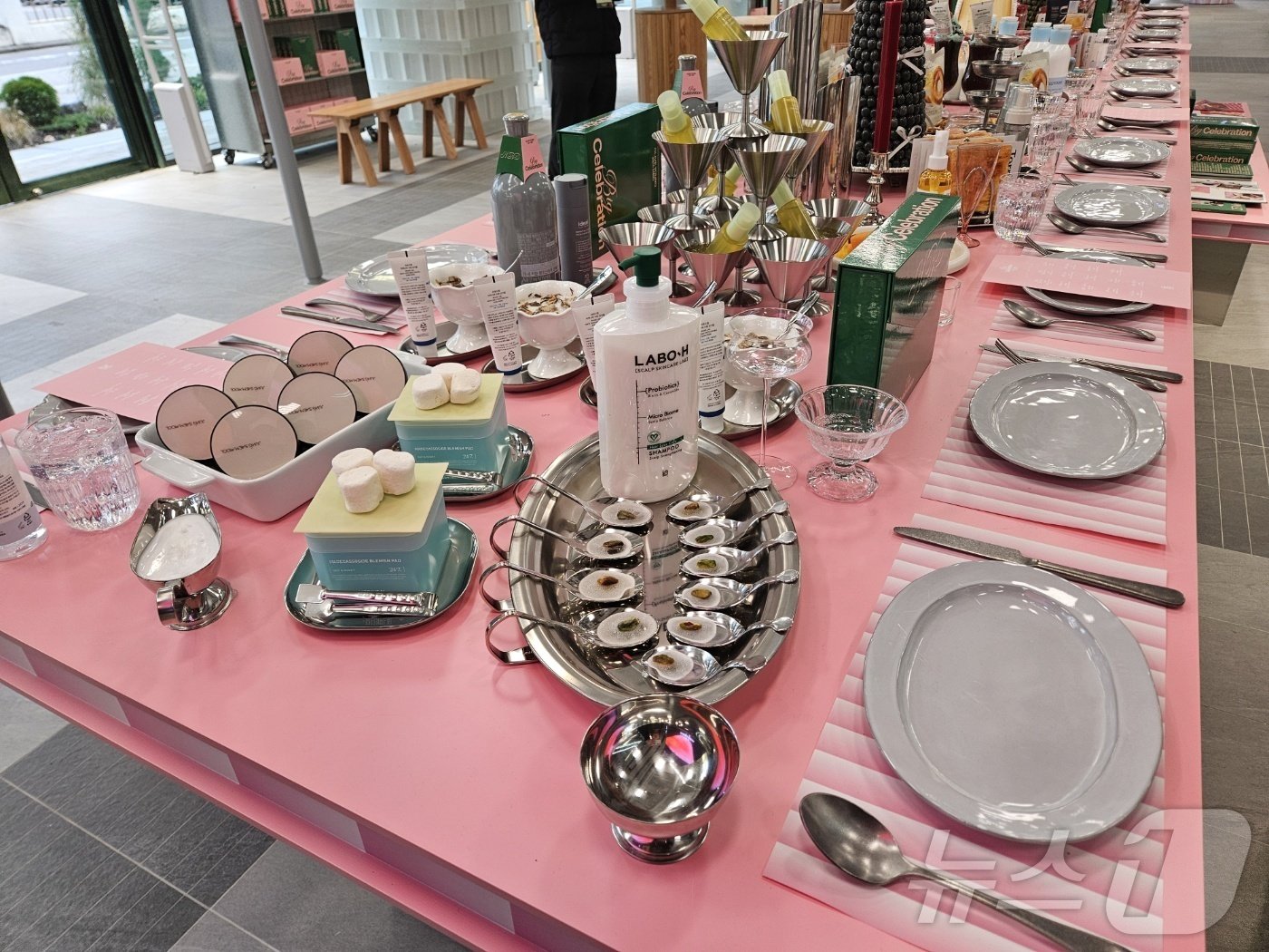 본문 이미지 - 25주년 생일파티로 꾸며진 올리브영 매장 내부 모습.ⓒ 뉴스1/김진희 기자.