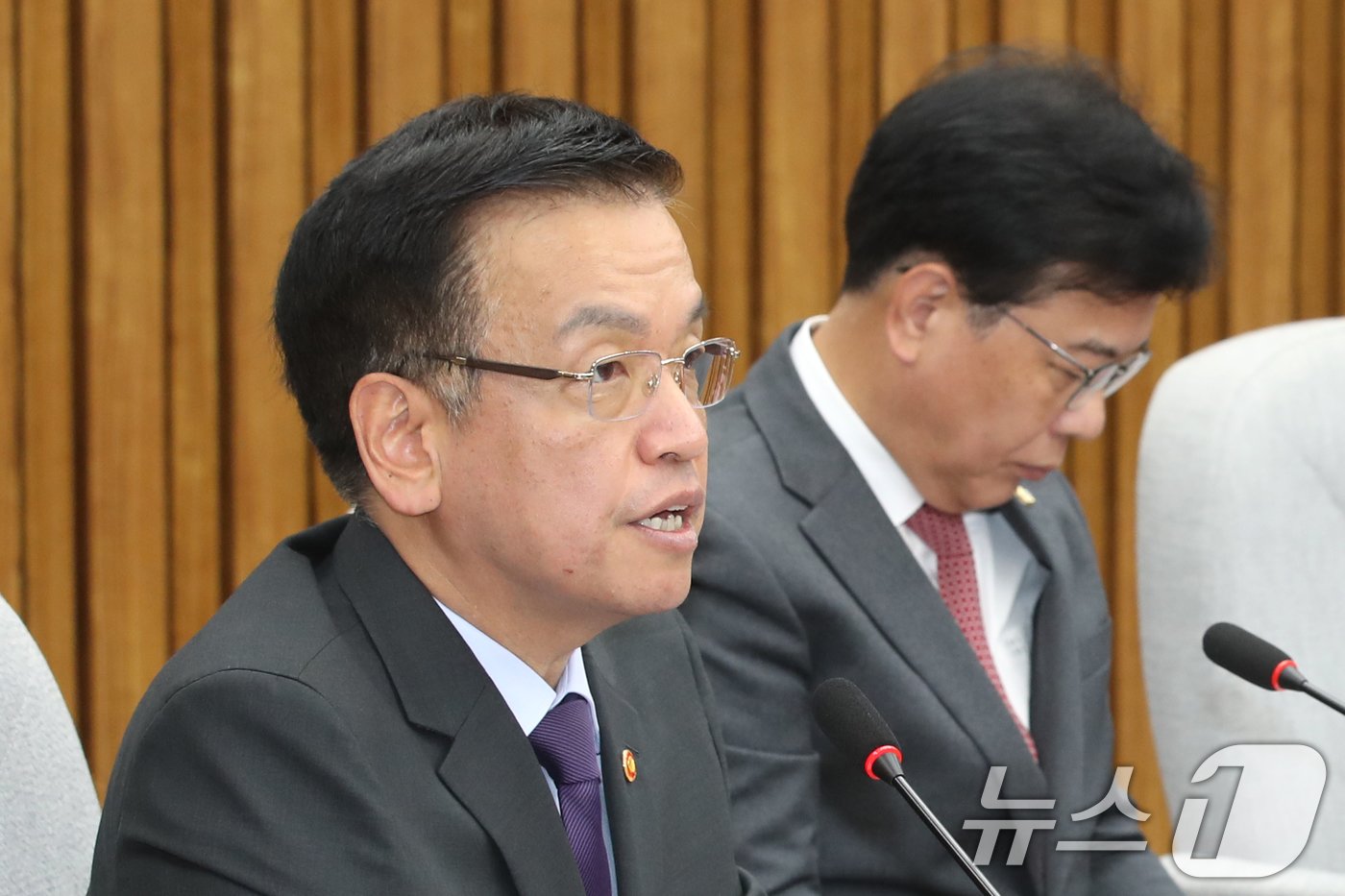 본문 이미지 - 최상목 경제부총리 겸 기획재정부장관이 21일 오전 서울 여의도 국회에서 열린 재정준칙 도입을 위한 긴급 정책간담회에 참석해 발언하고 있다. 2024.11.21/뉴스1 ⓒ News1 이광호 기자