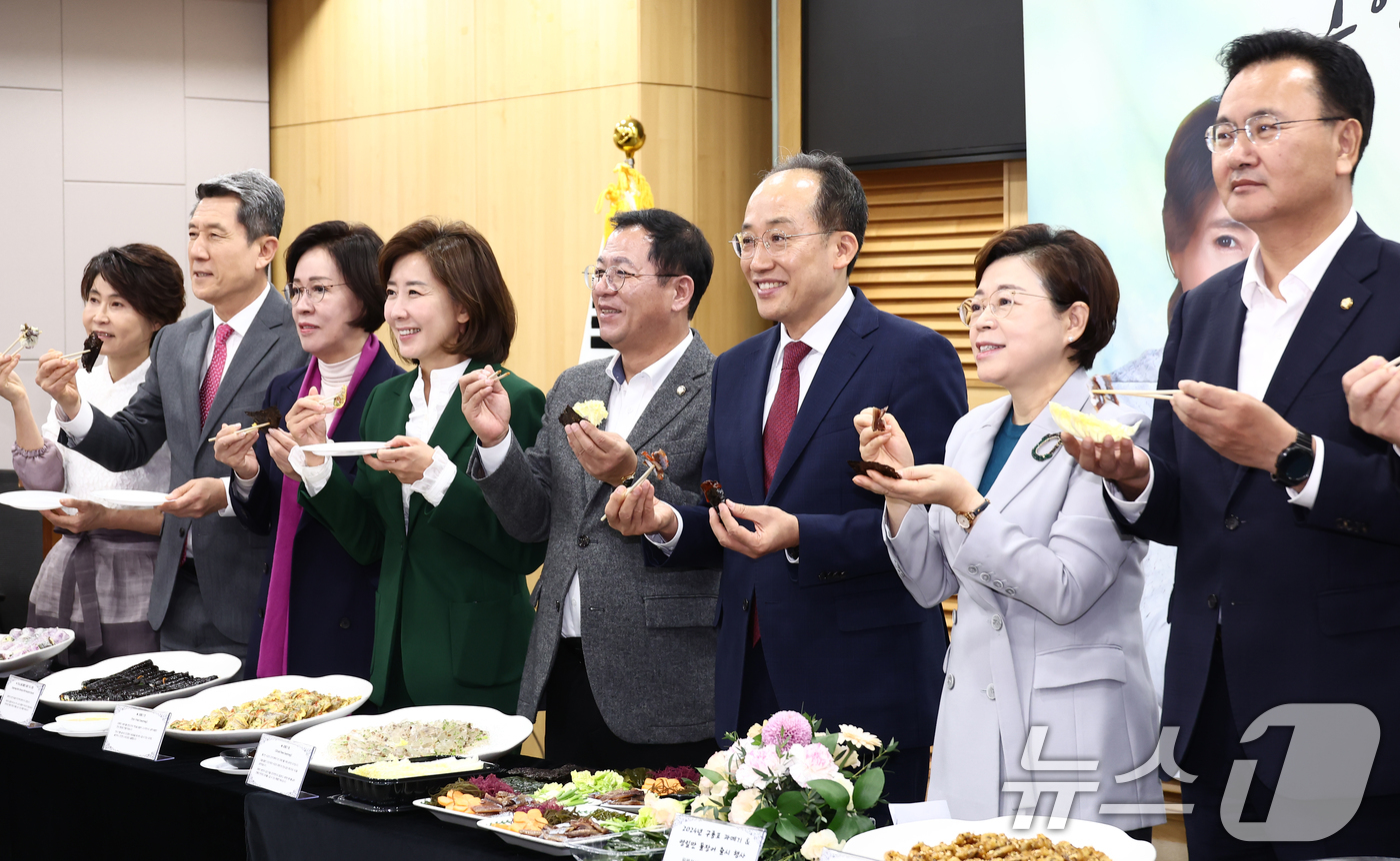 (서울=뉴스1) 김민지 기자 = 추경호 국민의힘 원내대표가 21일 오전 서울 여의도 국회 의원회관에서 열린 '2024 포항 구룡포 과메기 서울홍보행사'에서 -하고 있다. 2024. …