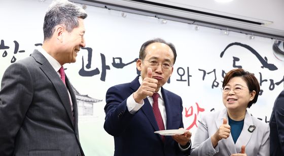 추경호 원내대표, '구룡포 과메기 엄지척'