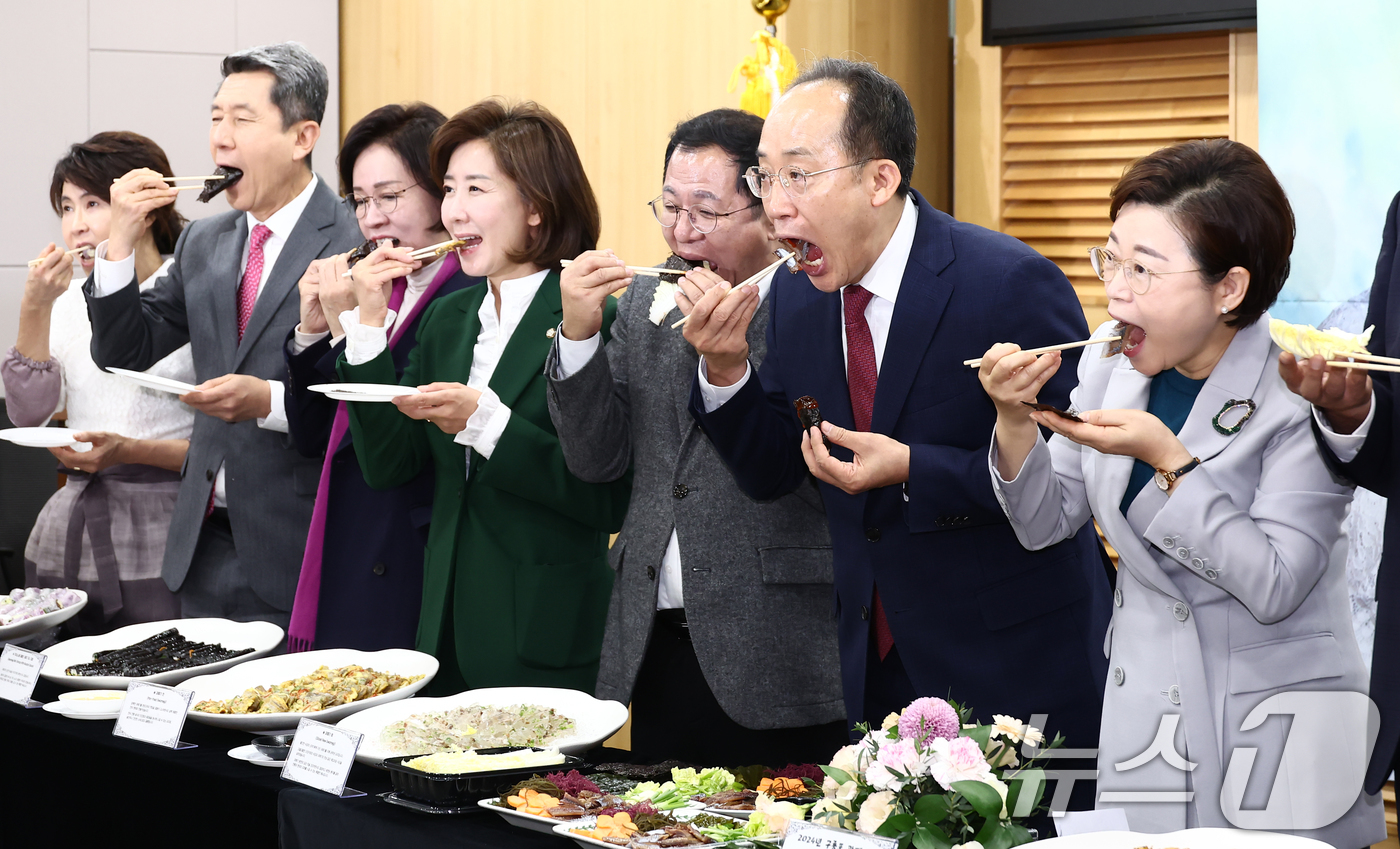 (서울=뉴스1) 김민지 기자 = 국민의힘 추경호 원내대표를 비롯한 나경원, 이상휘 의원 등이 21일 오전 서울 여의도 국회 의원회관에서 열린 '2024 포항 구룡포 과메기 서울홍보 …