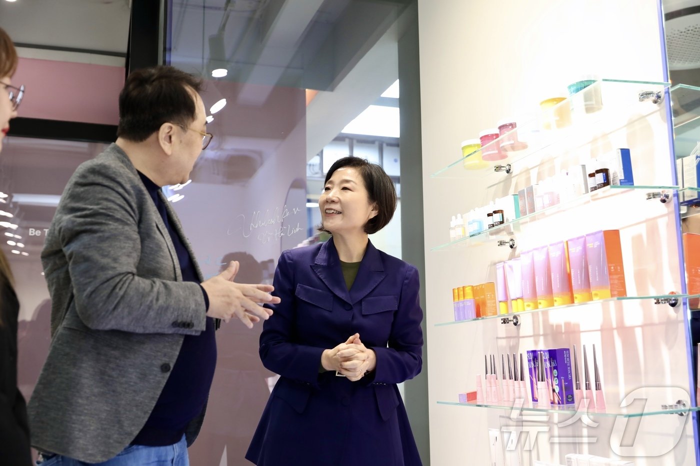 본문 이미지 - 오영주 중소벤처기업부 장관이 최영욱 아우딘퓨쳐스 대표로부터 상품 설명을 듣고 있다.(중소벤처기업부 제공)