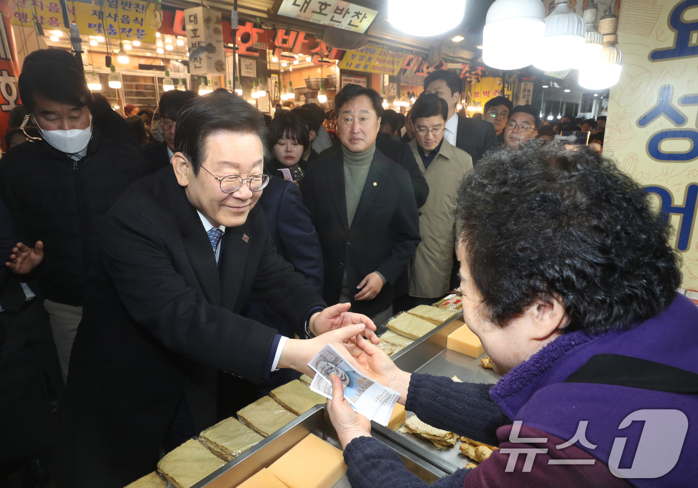 (수원=뉴스1) 김영운 기자 = 이재명 더불어민주당 대표가 21일 오전 경기 수원시 팔달구 못골시장을 찾아 소상공인들과 인사를 나누고 있다. 2024.11.21/뉴스1