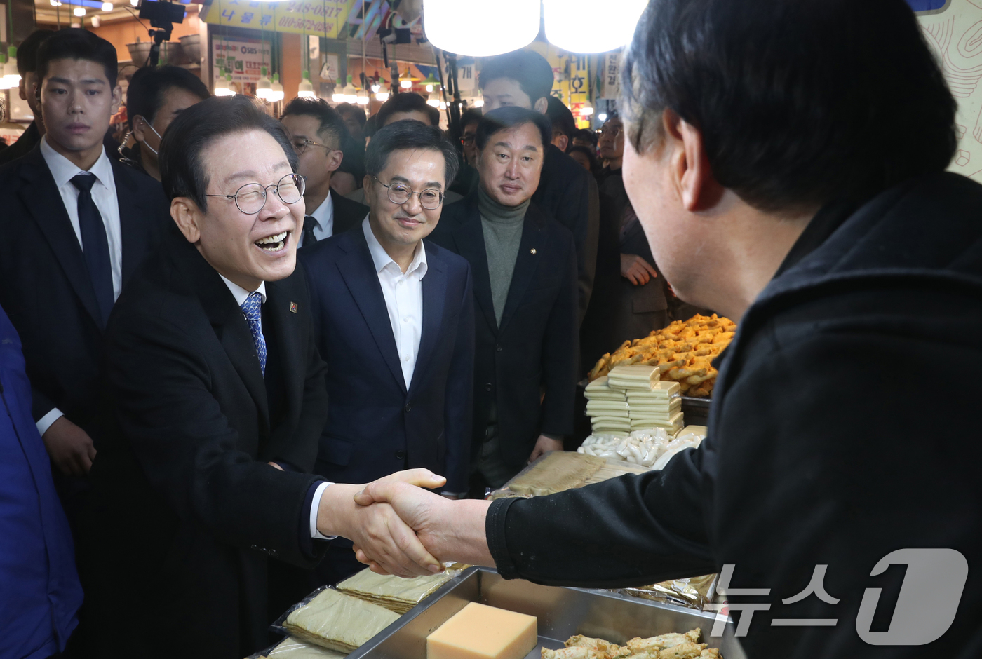 (수원=뉴스1) 김영운 기자 = 이재명 더불어민주당 대표가 21일 오전 경기 수원시 팔달구 못골시장을 찾아 소상공인들과 인사를 나누고 있다. 2024.11.21/뉴스1