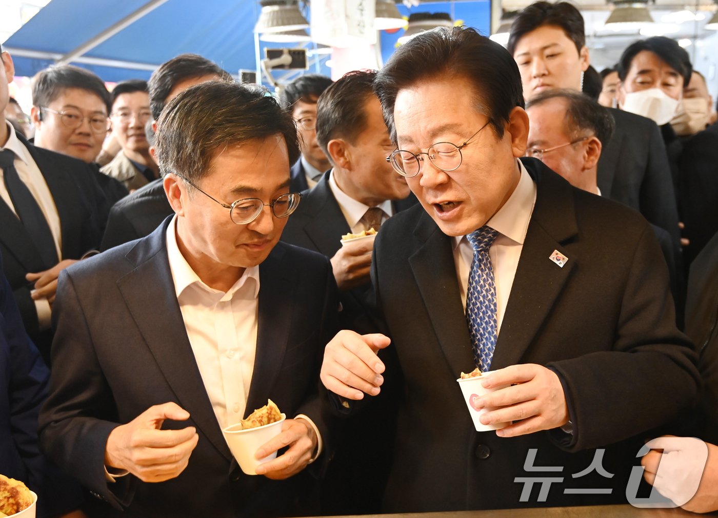 본문 이미지 -  지난해 11월 21일, 이재명 더불어민주당 대표와 김동연 경기도지사가 경기 수원시 팔달구 못골시장을 찾아 호떡을 먹으며 이야기를 나누고 있다. &#40;공동취재&#41; /뉴스1